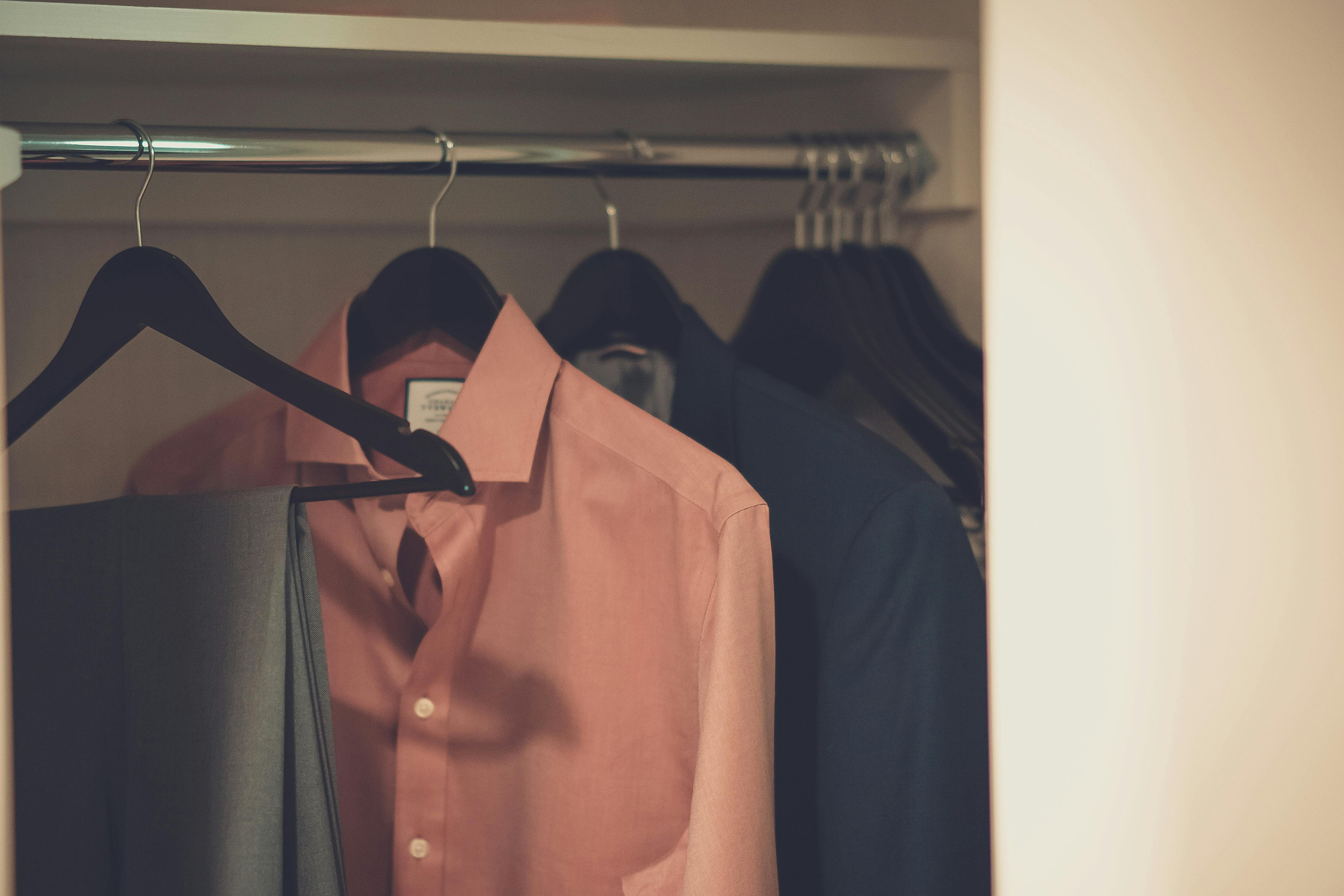 ハンガーにかかった服が並ぶクローゼット
