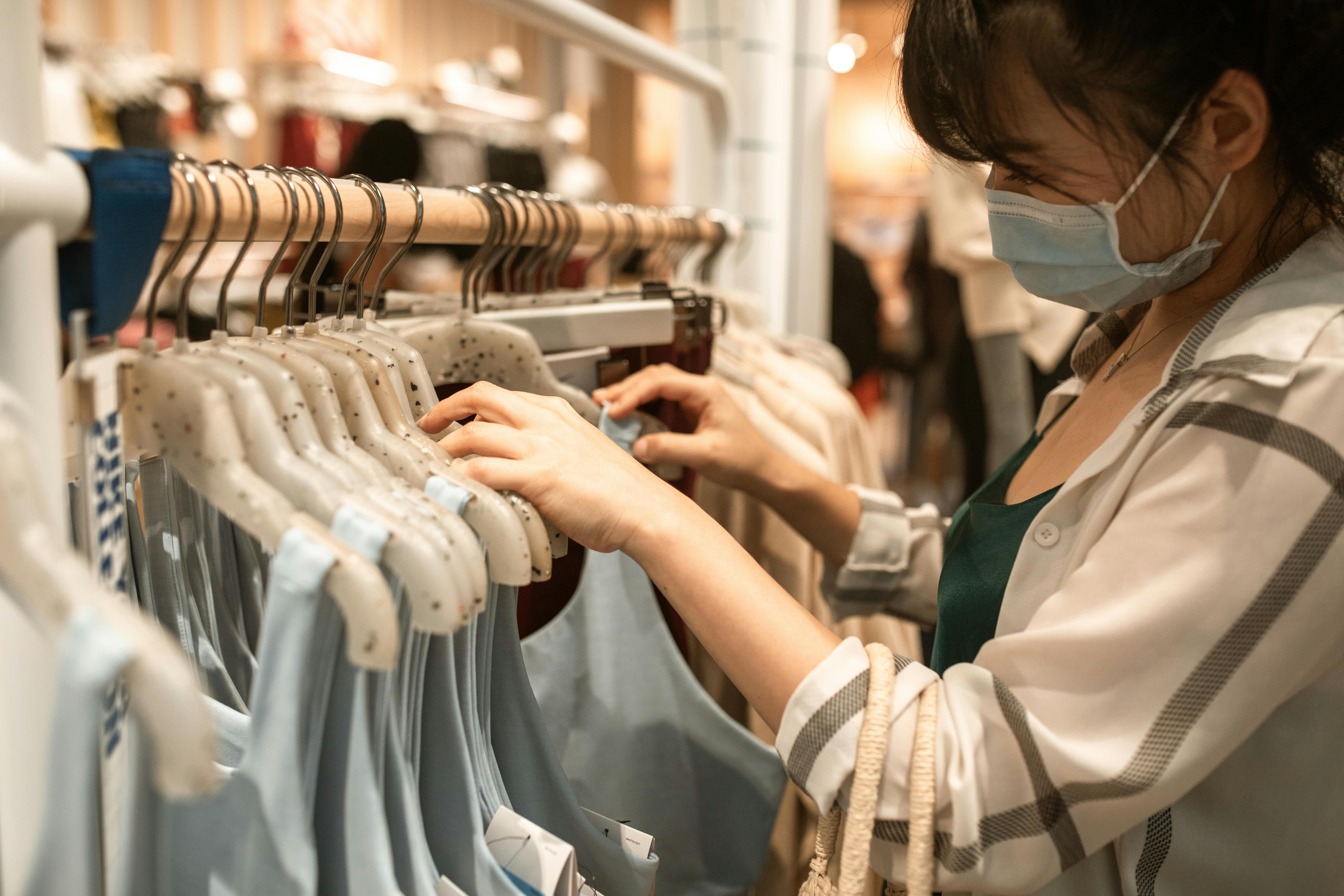 洋服を慎重に選んでいる女性