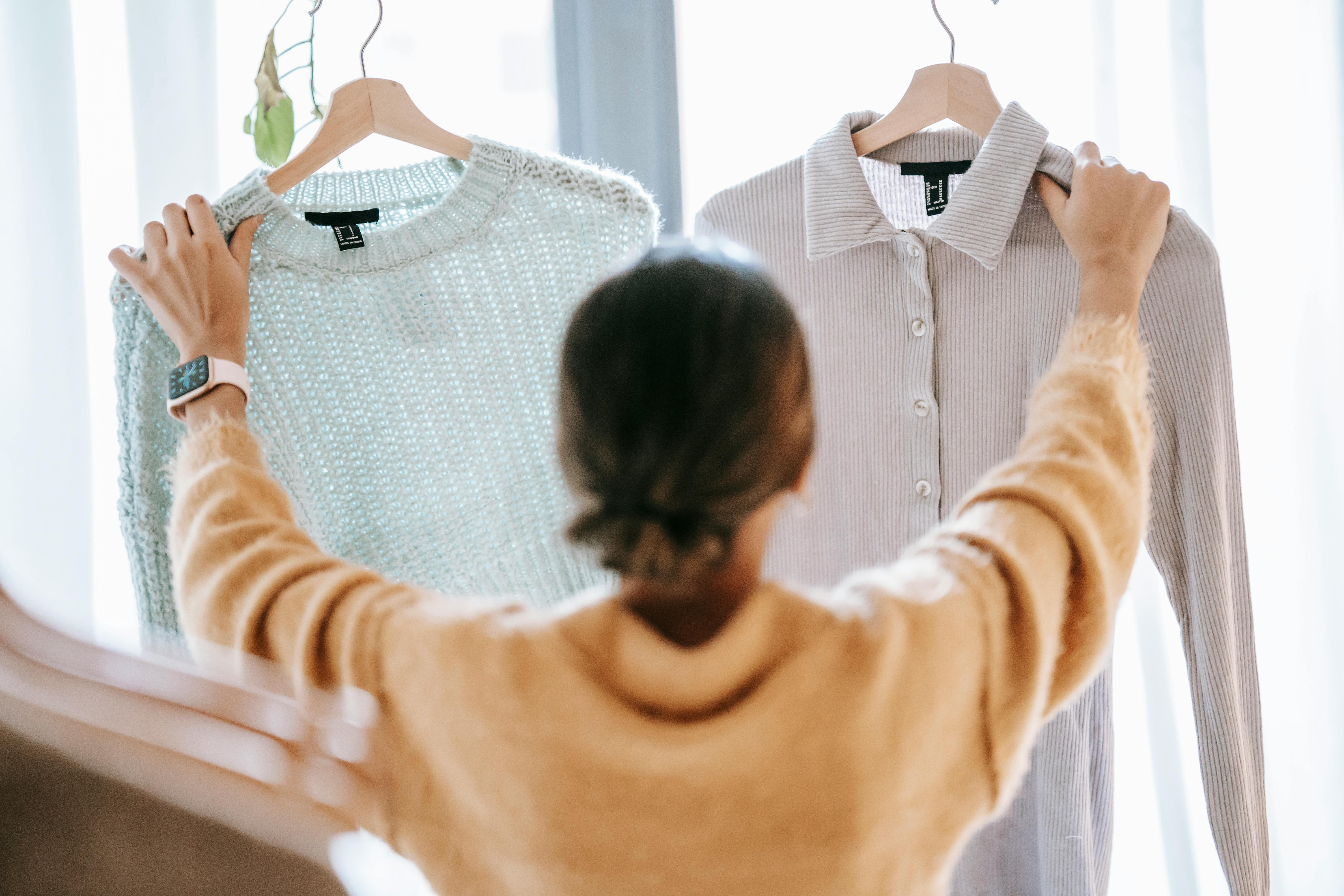 クローゼットの前で服を選ぶ女性